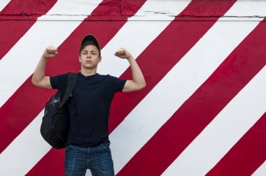 Parlak duvar arka plan üzerinde şık genç adam