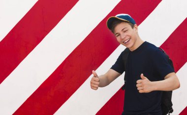 Parlak duvar arka plan üzerinde şık genç adam