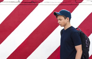 Parlak duvar arka plan üzerinde şık genç adam