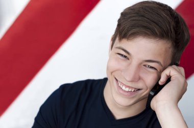 Telefonda konuşurken duygusal delikanlı