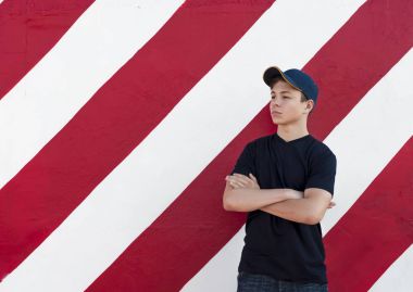 Parlak duvar arka plan üzerinde şık genç adam