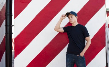 Parlak duvar arka plan üzerinde şık genç adam