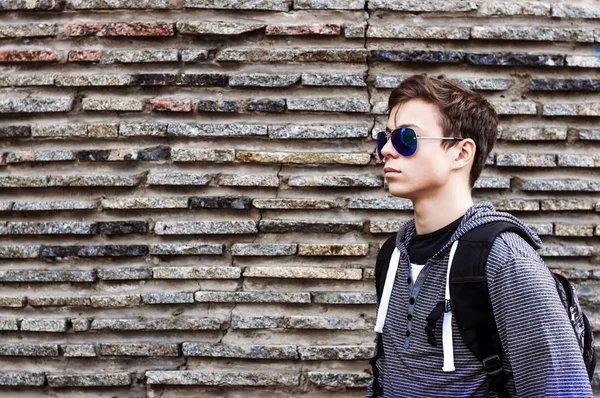 Taş duvarın yanında ciddi genç adam — Stok fotoğraf