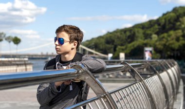 büyük bir şehirde bir köprüde genç adam