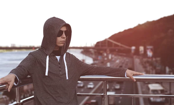 Jovem em uma ponte em uma cidade grande — Fotografia de Stock