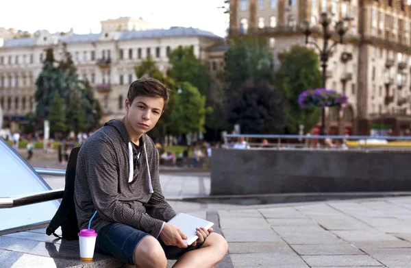 Jeune homme avec une tablette dans la rue d'une grande ville — Photo