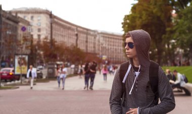 genç adam büyük bir şehir caddede yürür