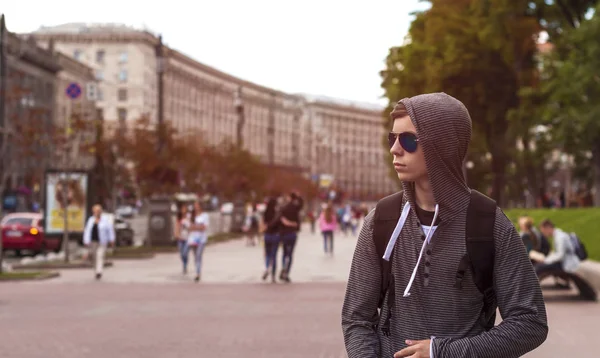 genç adam büyük bir şehir caddede yürür