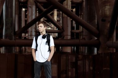 Kulaklıklı genç adam müzik dinliyor.