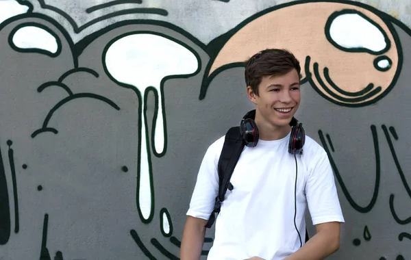 Kulaklıklı genç adam müzik dinliyor.