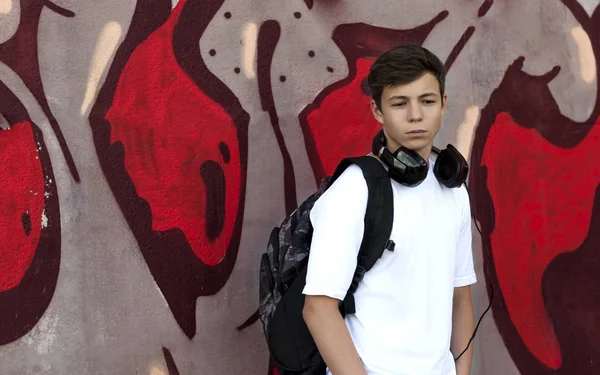 Νεαρός άνδρας με ακουστικά ακούγοντας μουσική — Φωτογραφία Αρχείου