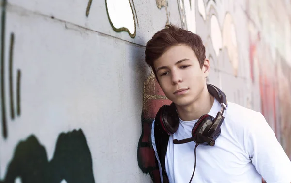 Молодий чоловік з навушниками слухає музику — стокове фото
