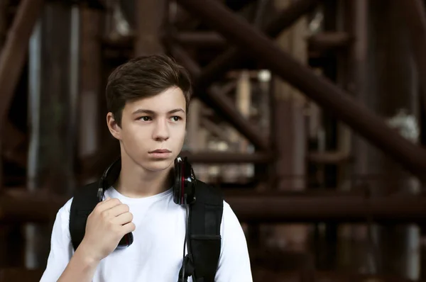 Jeune homme avec écouteurs écoutant de la musique — Photo