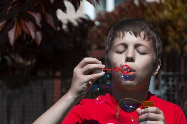 Sabun köpüğü yaz Park olan küçük çocuk