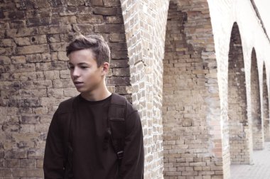 Yakışıklı genç adamın yanına bir tuğla duvar