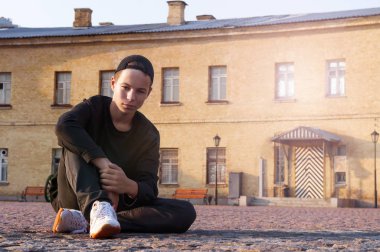 building yakınındaki şehir meydanında genç adam