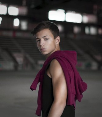 Ciddi genç adam eski bir Stadyumu, portre