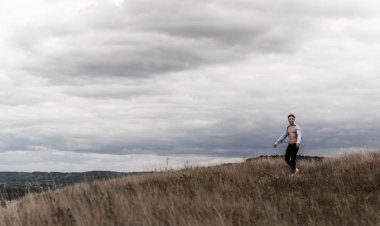 bir tepe üzerinde bir alanda özgür düşünen adam