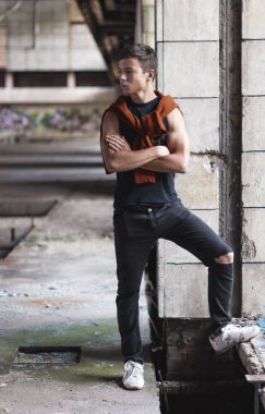 pencerenin yakınındaki eski bir binada yakışıklı genç