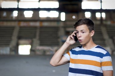 eski bir binada telefonda konuşan genç adam