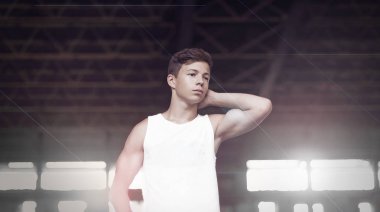 Kot, spor salonunda duran ile yakışıklı kaslı adam