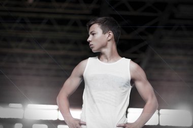 Kot, spor salonunda duran ile yakışıklı kaslı adam