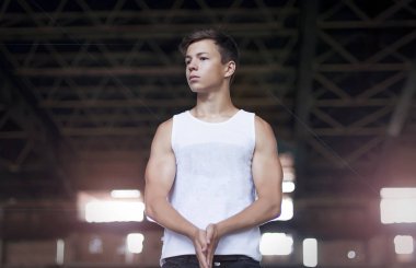 Kot, spor salonunda duran ile yakışıklı kaslı adam