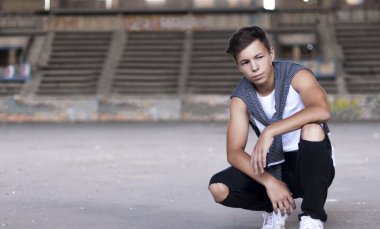 Eski bir stadyumda ciddi genç adam