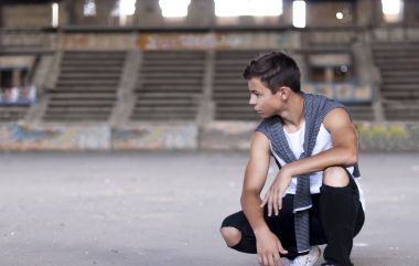 Eski bir stadyumda ciddi genç adam