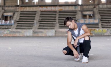 Eski bir stadyumda ciddi genç adam