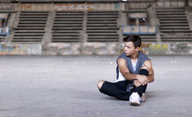 Eski bir stadyumda ciddi genç adam