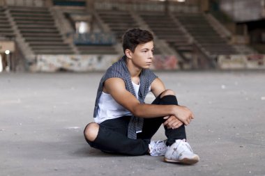 Eski bir stadyumda ciddi genç adam