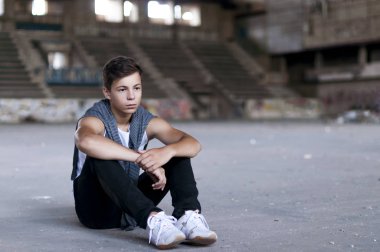 Eski bir stadyumda ciddi genç adam