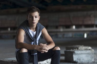 Eski bir stadyumda ciddi genç adam