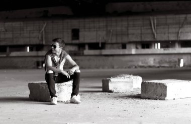 eski bir binada gülümseyen genç adam