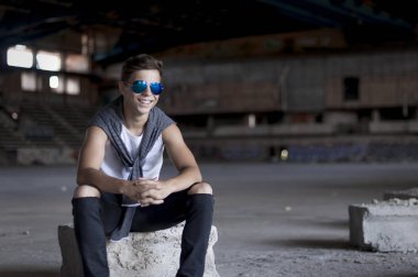 eski bir binada gülümseyen genç adam