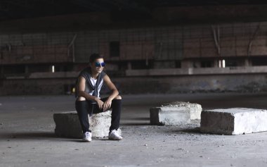 eski bir binada gülümseyen genç adam