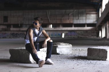 Eski bir stadyumda ciddi genç adam