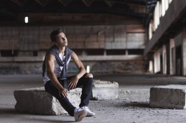 Eski bir stadyumda ciddi genç adam