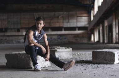 Eski bir stadyumda ciddi genç adam