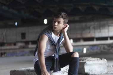 eski bir binada çekici genç adam