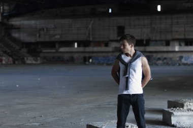 Eski bir stadyumda ciddi genç adam