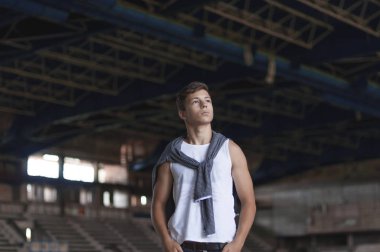 eski bir binada çekici genç adam