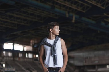 eski bir binada çekici genç adam