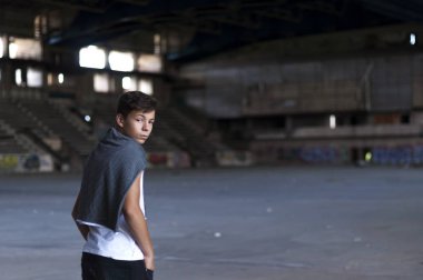 Eski bir stadyumda ciddi genç adam