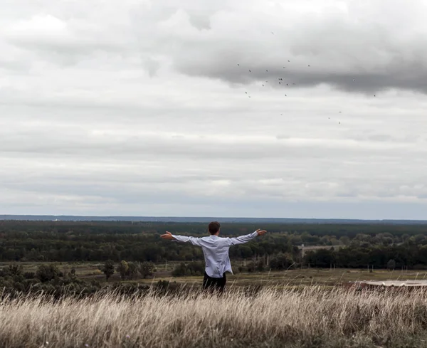 Hombre que se siente libre, mirando al horizonte — Foto de Stock