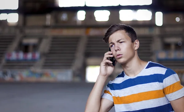 Młody człowiek rozmawia przez telefon, w starym budynku — Zdjęcie stockowe