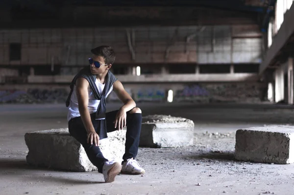 Eski bir stadyumda ciddi genç adam