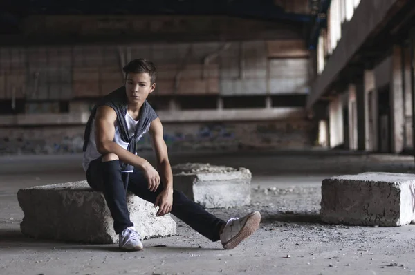 Eski bir stadyumda ciddi genç adam