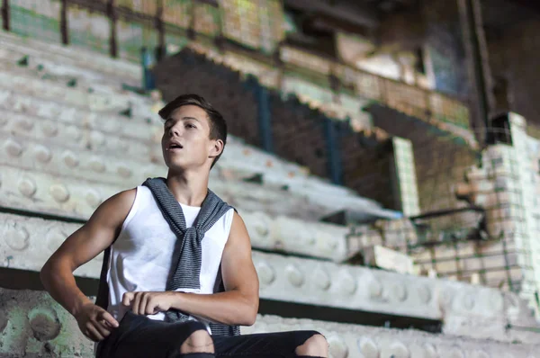 basamaklarında oturan sürpriz genç adam